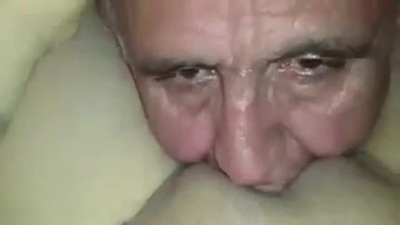 Старый азербайджанец вылизал в сауне пилотку молодой армянке